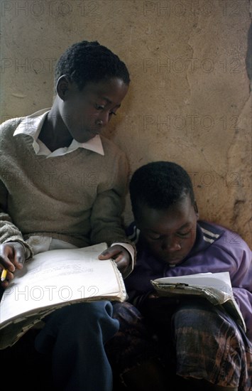 Elève prenant des notes sur son cahier, 2004