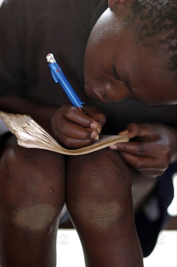 Elève prenant des notes sur son cahier, 2004