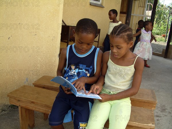 Ecoliers apprenant leur leçon, 2003