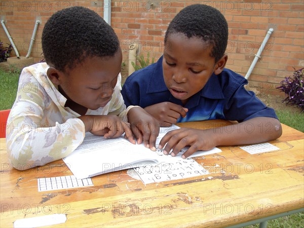 Ecoliers apprenant à lire