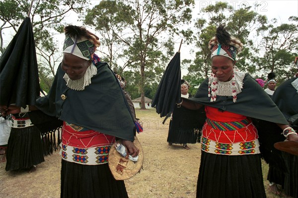 Gingindlovu, KwaZulu-Natal, South Africa
12/2003
shembe church, celebration, festival, religion, shembe culture, traditions, zulu women, umbrella, umbrellas