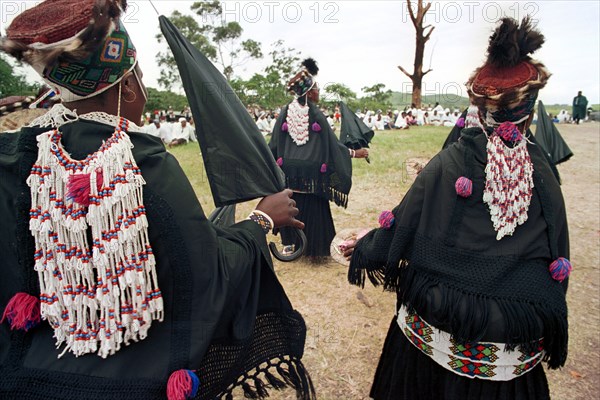 Gingindlovu, KwaZulu-Natal, South Africa, 12/2003
shembe women, festival, shembe church, religion, religious, umbrella, umbrellas, zulu women, african religion