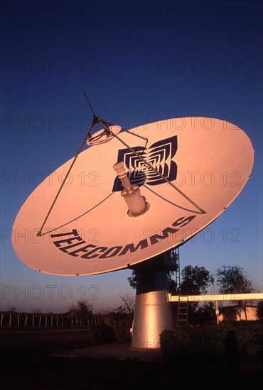 Earth satalite tracking dish
\n