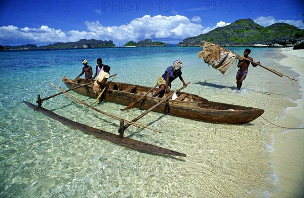 CANOE, NORTHWESTERN MADAGASCAR, MADAGASCAR