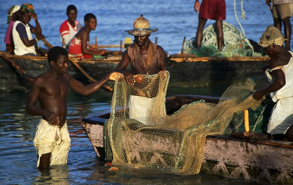 FISHERMEN, BENGUERRA, MOZAMBIQUE