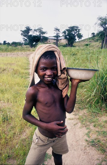 AB0030, Malawi, 2000: Rural scene. Young boy, child.
children, food
Photo: Andrew Bannister/South