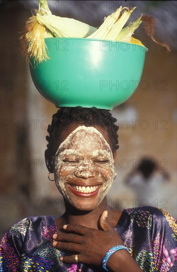 AB0027, Mozambique,1990's: Mozambique A lady carrying mealies, traditional, food, crops.
\n
\nPhoto: Andrew Bannister/South