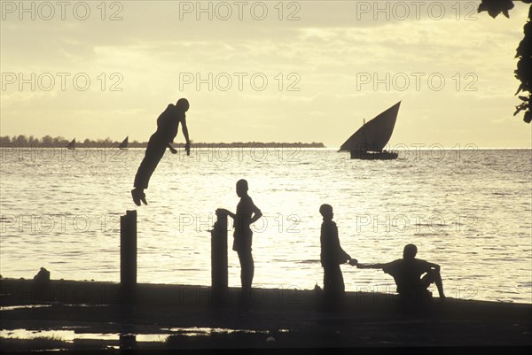 AB0009, Mozambique, 1993: Boys diving into sea, Zanzibar. Tourism, travel, hoilday destinations

Photograph: Andrew Bannister/South 

Photograph: Andrew Bannister/South Photographs