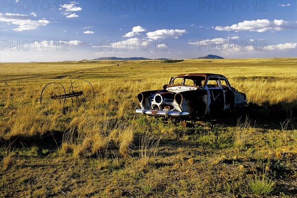 AN OLD RUSTED CAR