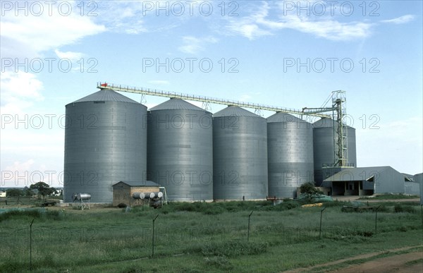 Metal Grain Silos
\n