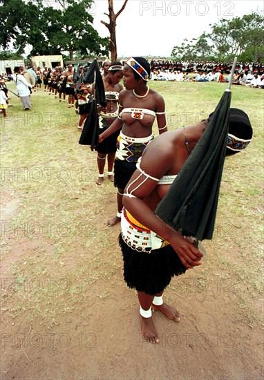 Eshowe, KwaZulu-Natal, South Africa
12/2003
zulu dancing, zulus, traditional dress, african religions, umbrellas