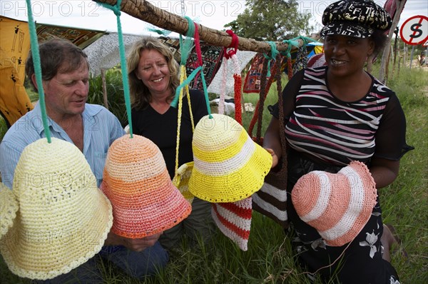 Touristes qui achètent des bibelots et de l'artisanat