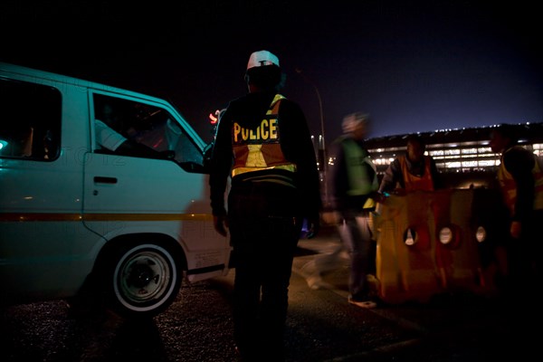 Jogi, Un chauffeur de taxi attend pour passer la barricade de police