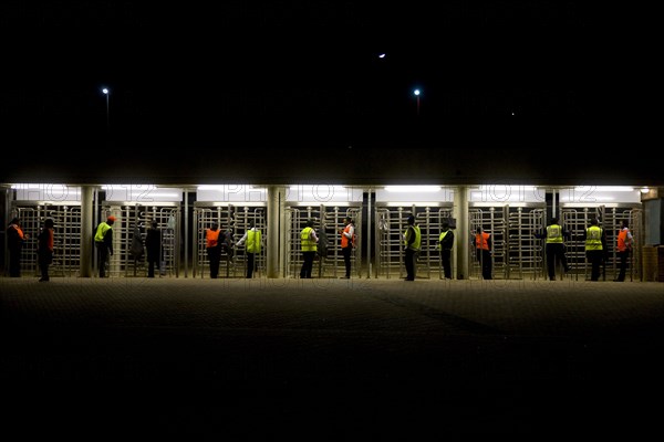 Jogi, Des agents de sécurité surveillent les tourniquets au stade Orlando