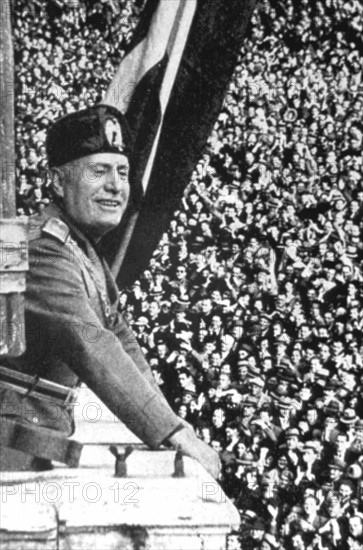 Benito Mussolini s'adressant à la foule