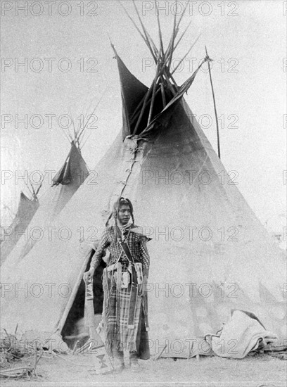 Jeune indien posant devant son tipi vers la fin du 19e siècle