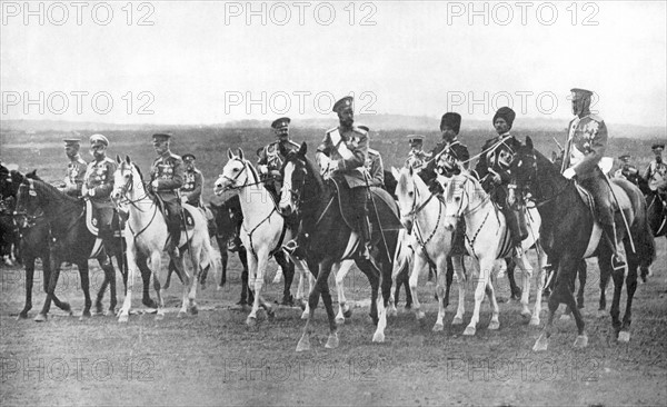 Nicolas II (1868-1919) Tsar de Russie à partir de 1894, à cheval, supporté par ses officiers d'État major