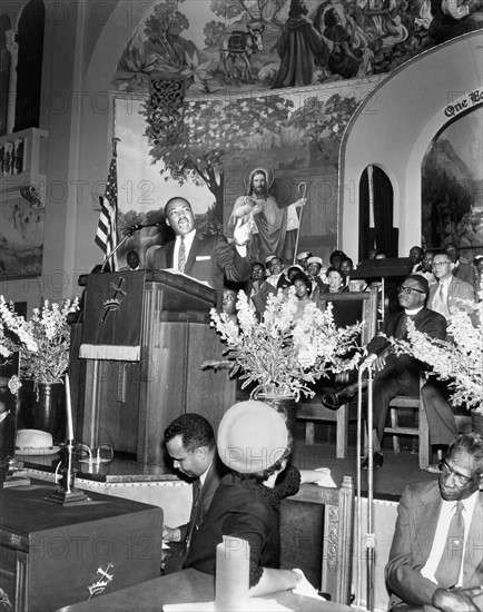 Martin Luther King Junior (1929-68). Militant pour les droits civiques des noirs américains, sur l'estrade