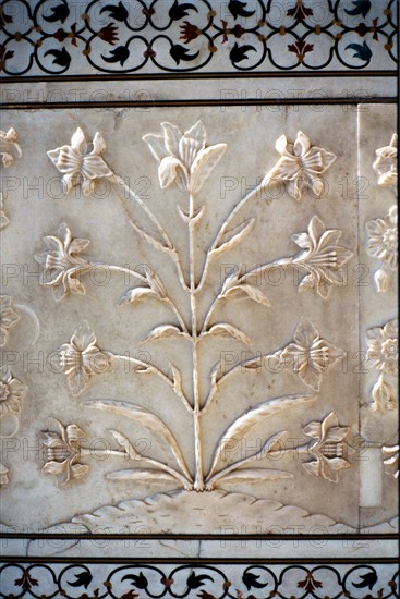 Photographie showing an engraving on one of the walls of Taj Mahal; marble carving of lily