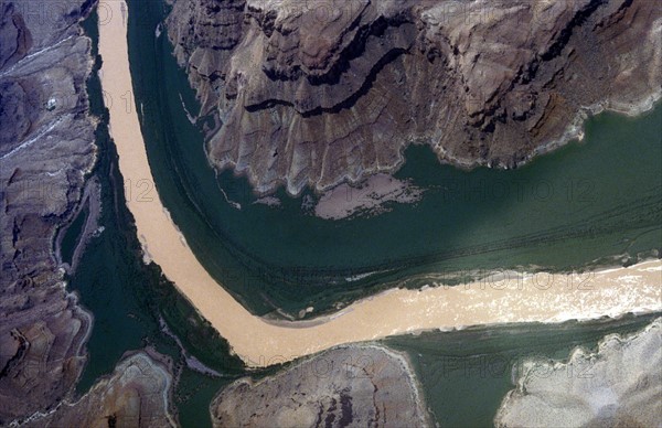 Vue aerienne du Grand Canyon traverse par le fleuve Colorado en Arizona, Etats-Unis