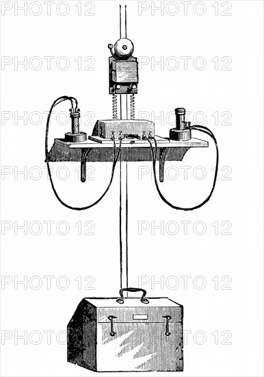 Le telephone a pastille de carbone d'Edison : transmetteur / recepteur avec batterie a la base de l'appareil