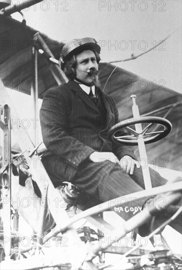 Cody, Samuel Franklin  (1862-1913), aviateur britannique d'origine americaine, a bord de son biplan