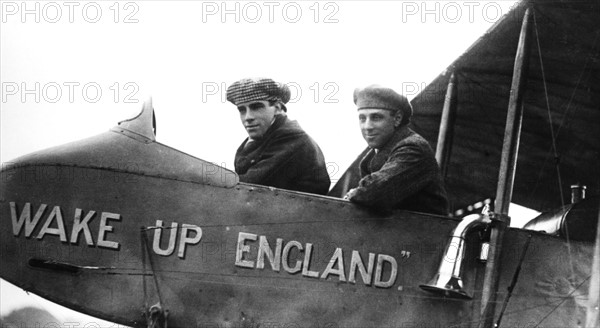 Graham White (a gauche) et R.T. Gates, pionniers britanniques de l'aviation