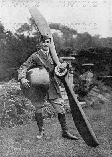 Le pilote britannique Albert Ball posant avec les trophees de sa 43eme victoire