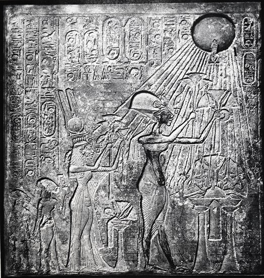 Akhénaton aux côtés de Nefertiti et de leurs deux filles
