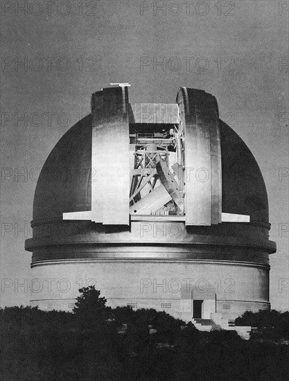 Télescope de Hale de 508 cm de diamètre, à l'Observatoire de Palomar, vu de nuit