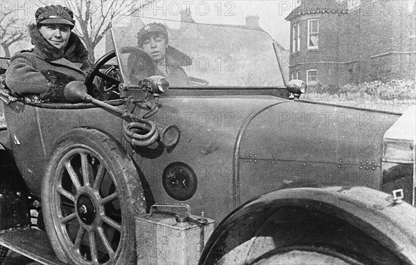 World War I: Volunteer women drivers in a Wolseley