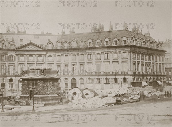 Photograph depicting the collapse of the column in the Place Vendome