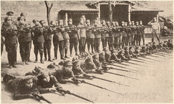 Première Guerre Mondiale : entraînement du bataillon féminin russe