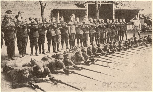 World War I : Russian women's battalion in training