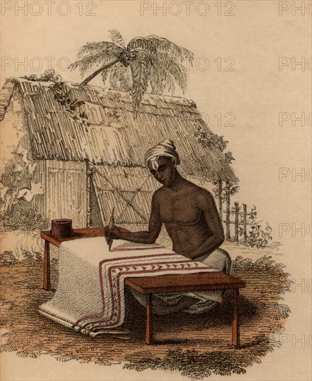 Artisan indien peignant à la main un tissu de coton