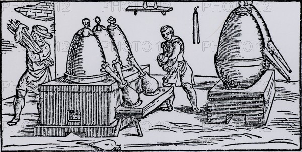 Recovering mercury by distillation