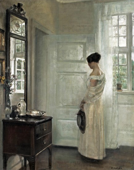 Holsoe, Une femme debout dans un salon