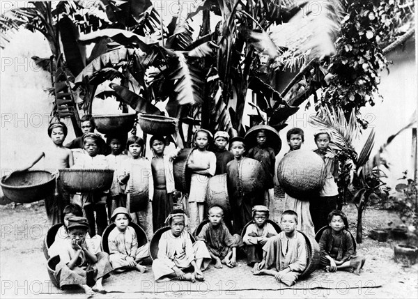 Des enfants avec des paniers fait localement