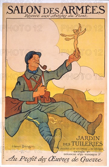 Première guerre mondiale : Un soldat français tient une statue de la victoire