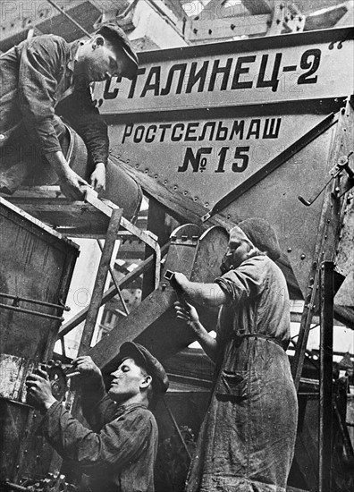 Des hommes et des femmes au travail dans une usine