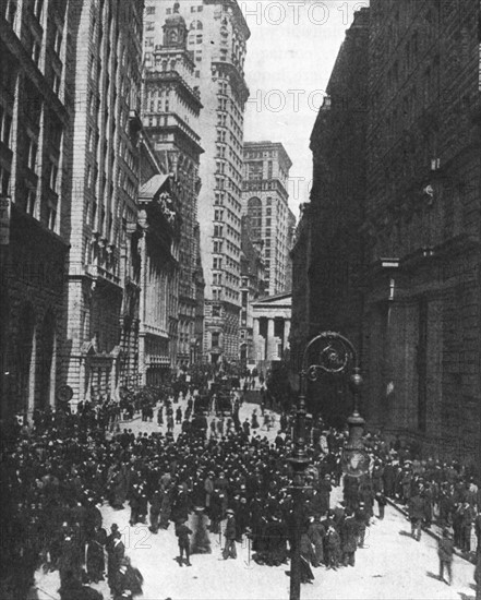 Crowds outside the Stock Exchange
