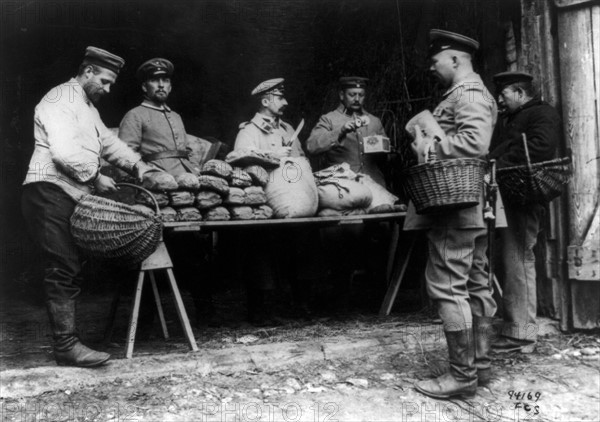 Soldats allemands autour d'une table où le pain est servi