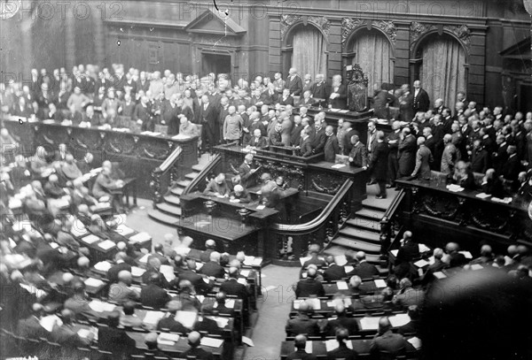 Assemblée au Palais du Reichstag