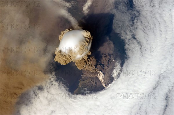 Eruption du volcan Sarytchev