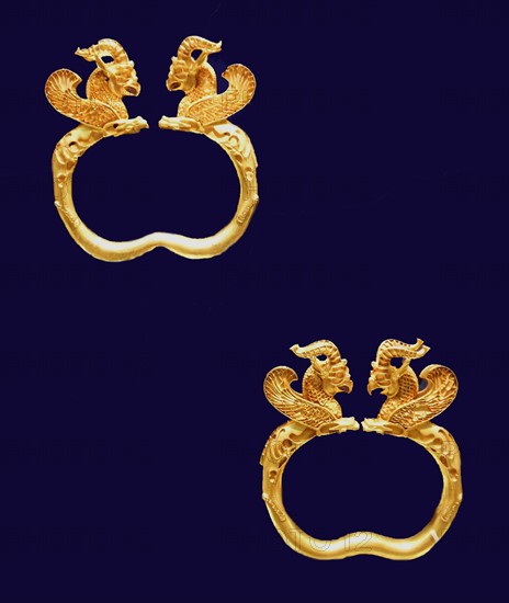 Gold griffin-headed armlet