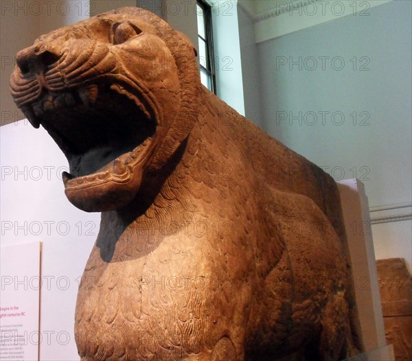 This gigantic standing lion