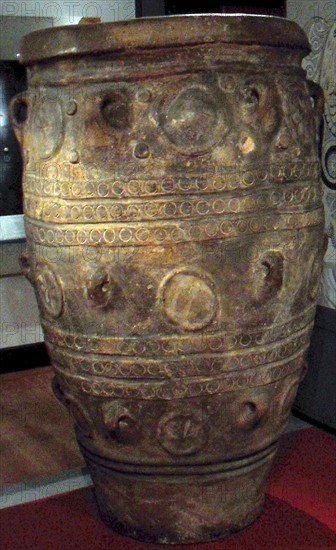 Jar decorated with six-tentacled octopus and murex shells