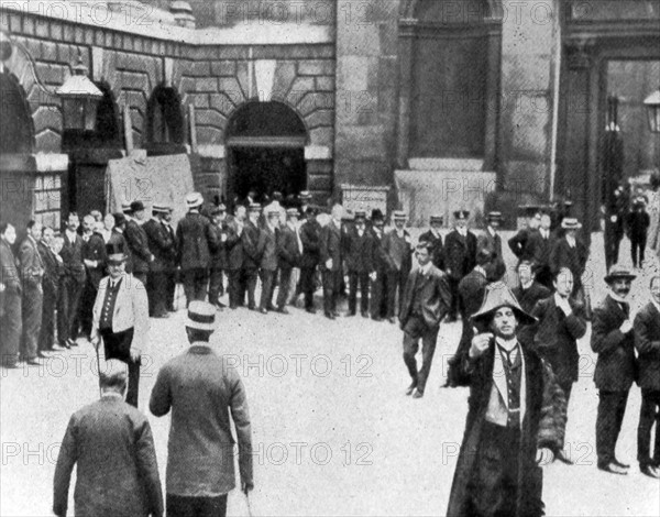 Line waiting in the courtyard of the Bank of England