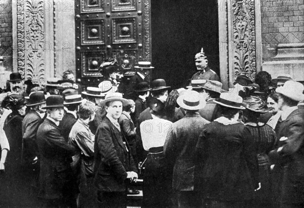 Crowd waiting to draw money from the Imperial Bank