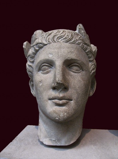 Limestone portrait head from a statue of a worshipper